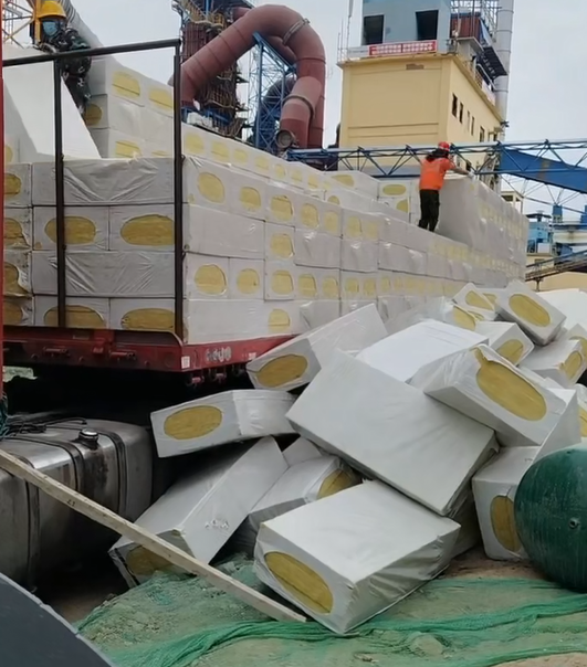 水泥厂岩棉板卸货现场