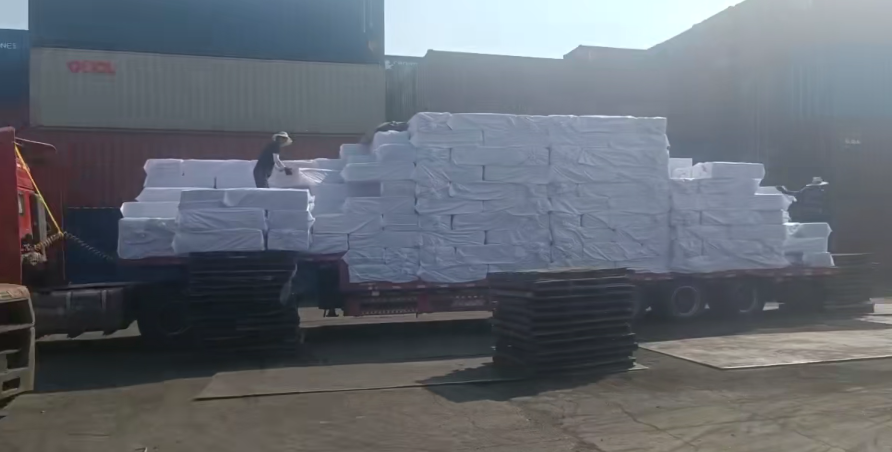 发往伊拉克的岩棉板集装箱发货现场